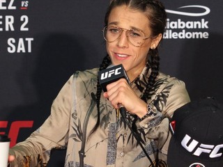 Joanna: „Rose by sa mala pokloniť, pretože to ja som kráľovná."