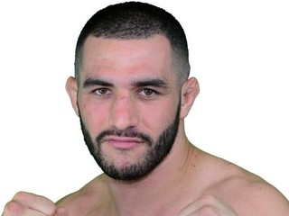 Bojovník z UFC skoro prišiel v pouličnej bitke o tri prsty!