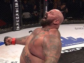 Rumunská legenda "Sandu" Lungu ukončuje Petra Baláža na submission!