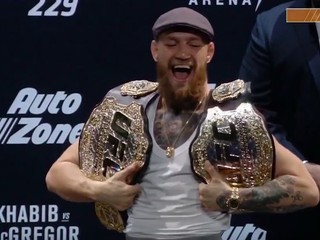 Khabib z tlačovej konferencie odišiel skôr, ako meškajúci McGregor vôbec dorazil