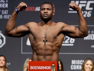Francis Ngannou: Prekonal som tú temnotu, ktorá ma tiahla hlboko dole