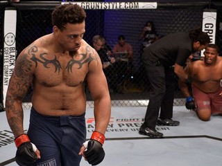 Exhviezda NFL Greg Hardy bude zápasiť na rovnakom turnaji ako Rachel Ostovich