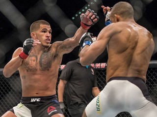 Anthony Pettis prestupuje do pérovej váhy.
