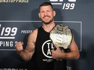 A víťazom súboja o ruku Michaela Bispinga sa stáva...