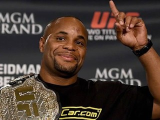 Daniel Cormier sa dobrovoľne vzdal opasku poloťažkej váhy