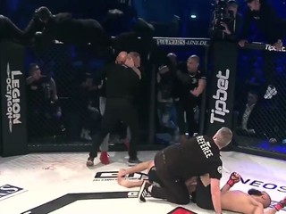 Rozhodca Marco Broersen svojou nečinnosťou takmer vyvolal hromadnú bitku