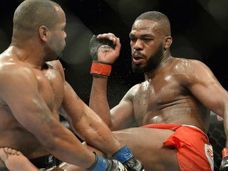 Jon “Bones” Jones je oficiálne späť v UFC!