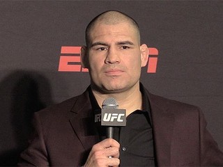 Cain Velasquez tvrdí, že za jeho prehru mohlo koleno, nie úder