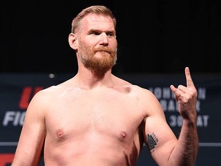 Bývalý šampión ťažkej váhy UFC podpísal zmluvu s Bellatorom!