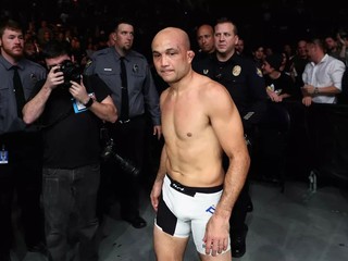 Dlhoročná priateľka obviňuje BJ Penna zo závažného domáceho násilia a závislosti od drog, jeho tím to ale odmieta