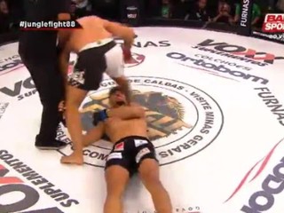 VIDEO: MMA Fighter bol sknokautovaný trikrát, než rozhodca zastavil zápas!