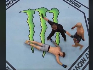 UFC 242: O knokauty večera sa postarali Azaitar a Salikhov