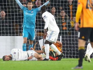 Brutálny knokaut v zápase Wolverhampton - Slovan vystrašil divákov