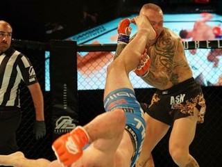 Veterán UFC Pearson knokautovaný málo vídaným "rolling thunder" kopom