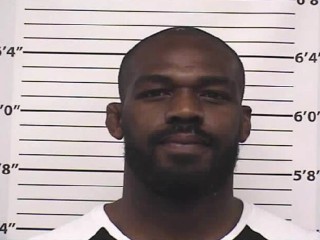 Jonesa opäť zatkli, mal pri sebe zbraň a šoféroval opitý