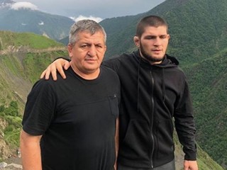 Khabibov otec je v nemocnici, má zápal pľúc