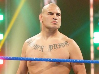 Bývalý šampión ťažkej váhy UFC bol prepustený z WWE