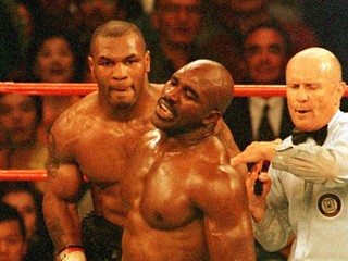 Evander Holyfield sa tiež vracia do ringu