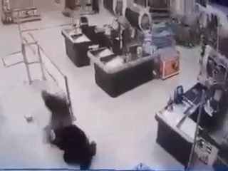 VIDEO: Útočník z obchodu spacifikovaný ukážkovým Ground & Poundom 