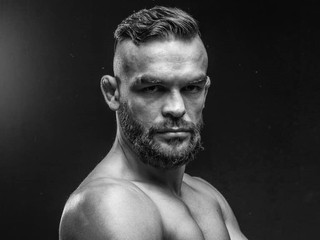 Buchingerov debut sa odkladá, Oktagon hľadá náhradu za slovenskú legendu