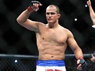 Junior Dos Santos: “Moje päste chcú opäť udrieť nejaké tváre“