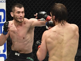 UFC 257: Muradov ukončil Američana Sancheza v treťom kole, pripísal si už 14. výhru v rade
