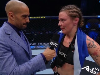 Calderwood nedáva Eye šancu a na body víťazí!