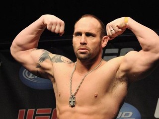 Shane Carwin knockoutoval súpera jednou rukou 