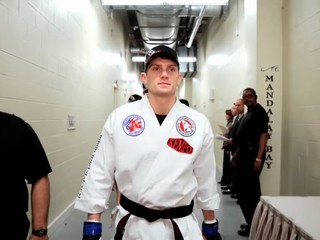 Stephen „Wonderboy“ Thompson mieri na vrchol!