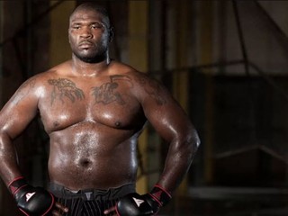 Zo známeho MMA fightera je údajne bezdomovec, ktorý sexuálne obťažuje mužov!