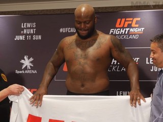 Derrick Lewis zabáva ďalej, odniesol si to šampión Daniel Cormier!