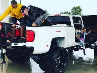 Derrick Lewis zachraňuje obyvateľov Houstonu pred hurikánom Harvey!