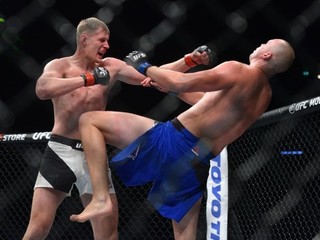 Alexander Volkov výhrou nad Struvom umlčal domáce publikum