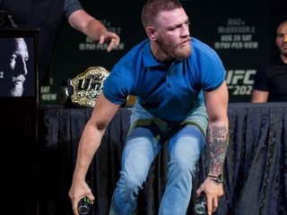 Conor McGregor sa bude súdiť s ochrankárom, ktorého trafil plechovkou!