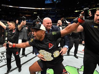 Cormierovi bol vrátený opasok, odveta s Jonesom zmenená na ´bez výsledku´