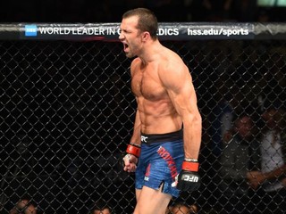 Rockhold donútil Brancha odklepať, následne poslal radu Georgesovi St-Pierrovi