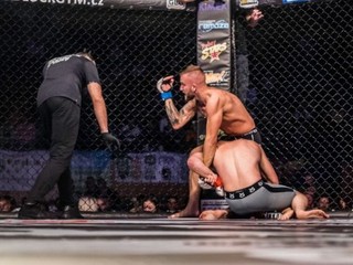 Rozhodca Pavel Touš bol čiernou škvrnou podujatia East Pro Fight 10 (komentár)