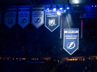 Vyvesenie vlajky Tampa Bay Lightning za výhru Stanley Cupu.