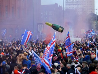 Ohňostroj a ošiaľ v uliciach napriek zákazu. Rangers vyhrali titul po desiatich rokoch