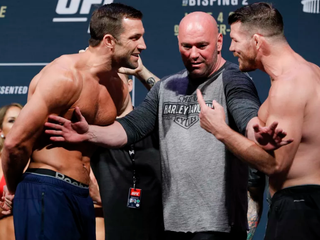 Luke Rockhold a Michael Bisping na vážení pred vzájomným zápasom.