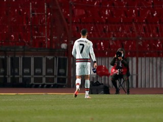 Portugalský futbalista Cristiano Ronaldo zahodil v zápase so Srbskom kapitánsku pásku. 