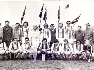 Ľudovít Žitnár (dolný rad prvý sprava) vyhral s Lokomotívou Košice Československý pohár v roku 1977.