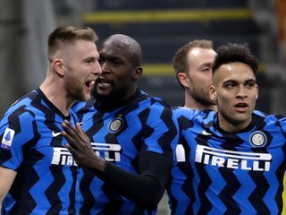 Futbalisti Interu Miláno sa tešia spolu s Milanom Škriniarom (vľavo). 