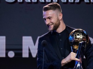 Milan Škriniar s trofejou pre najlepšieho futbalistu Slovenska.