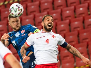 Milan Škriniar (Slovensko) a Steve Borg (Malta) v zápase H-skupiny kvalifikácie MS 2022 vo futbale Slovensko - Malta.