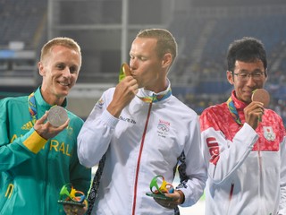 Austrálsky atlét Jared Tallent, slovenský atlét Matej Tóth a japonský atlét Hirooki Arain počas medailového ceremoniálu v chôdzi mužov na 50 km na letných OH 2016 v Riu de Janeiro.