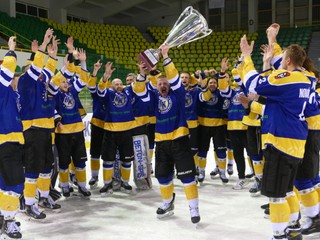 Hokejisti Spišskej Novej Vsi sa radujú s pohárom po víťazstve vo finále Slovenskej hokejovej ligy nad Žilinou.