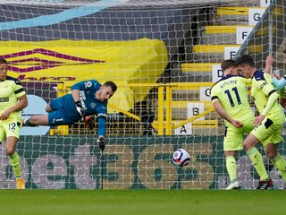 Martin Dúbravka inkasuje gól, strelil ho Čech Matěj Vydra.