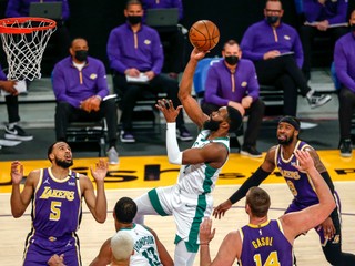 Jaylen Brown v zápase jeho Bostonu Celtics na palubovke Los Angeles Lakers.