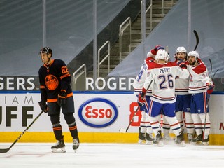 Momentka z nočného zápasu NHL Edmonton - Montreal.